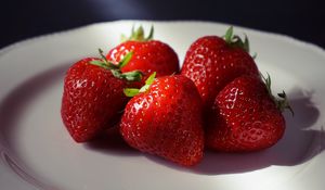 Превью обои клубника, ягоды, макро, красный