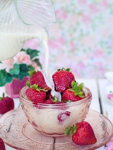 Превью обои клубника, ягоды, молоко, тарелка