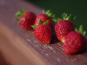 Превью обои клубника, ягоды, поверхность, дерево