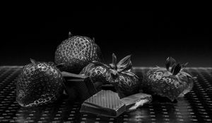 Превью обои клубника, ягоды, шоколад, десерт, черно-белый