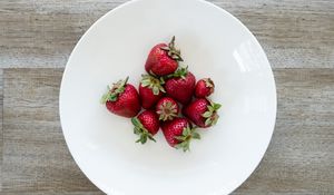 Превью обои клубника, ягоды, тарелка, еда
