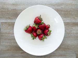 Превью обои клубника, ягоды, тарелка, еда