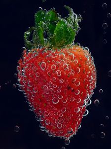 Превью обои клубника, капли, вода, крупным планом