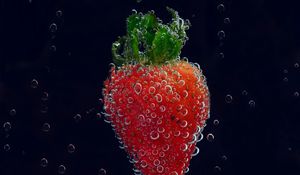 Превью обои клубника, капли, вода, крупным планом