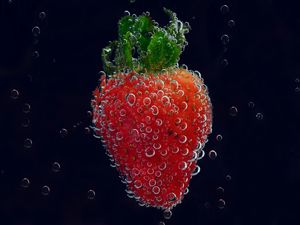 Превью обои клубника, капли, вода, крупным планом