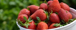 Превью обои клубника, листья, ягоды, размытие