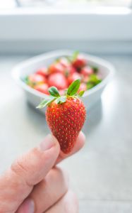Превью обои клубника, листья, пальцы, еда