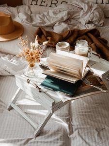 Превью обои книга, букет, кружка, столик, постель, уют