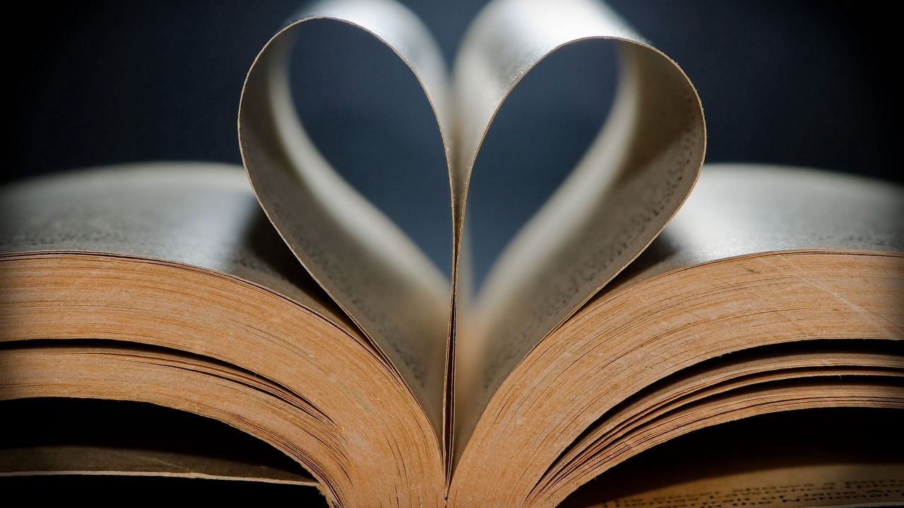 Обои книга, бумага, листья, сердце