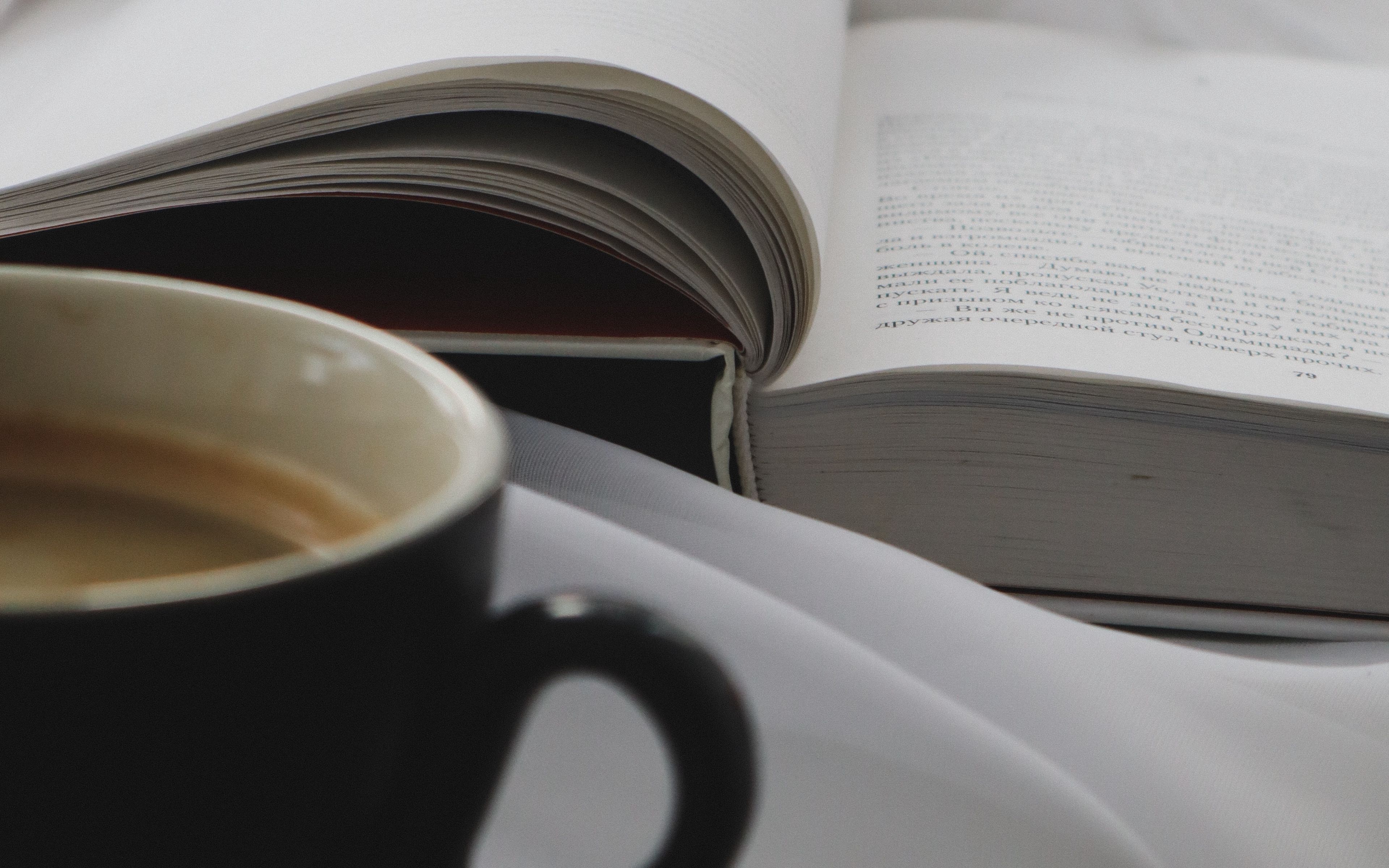 Кружка кофе и книга