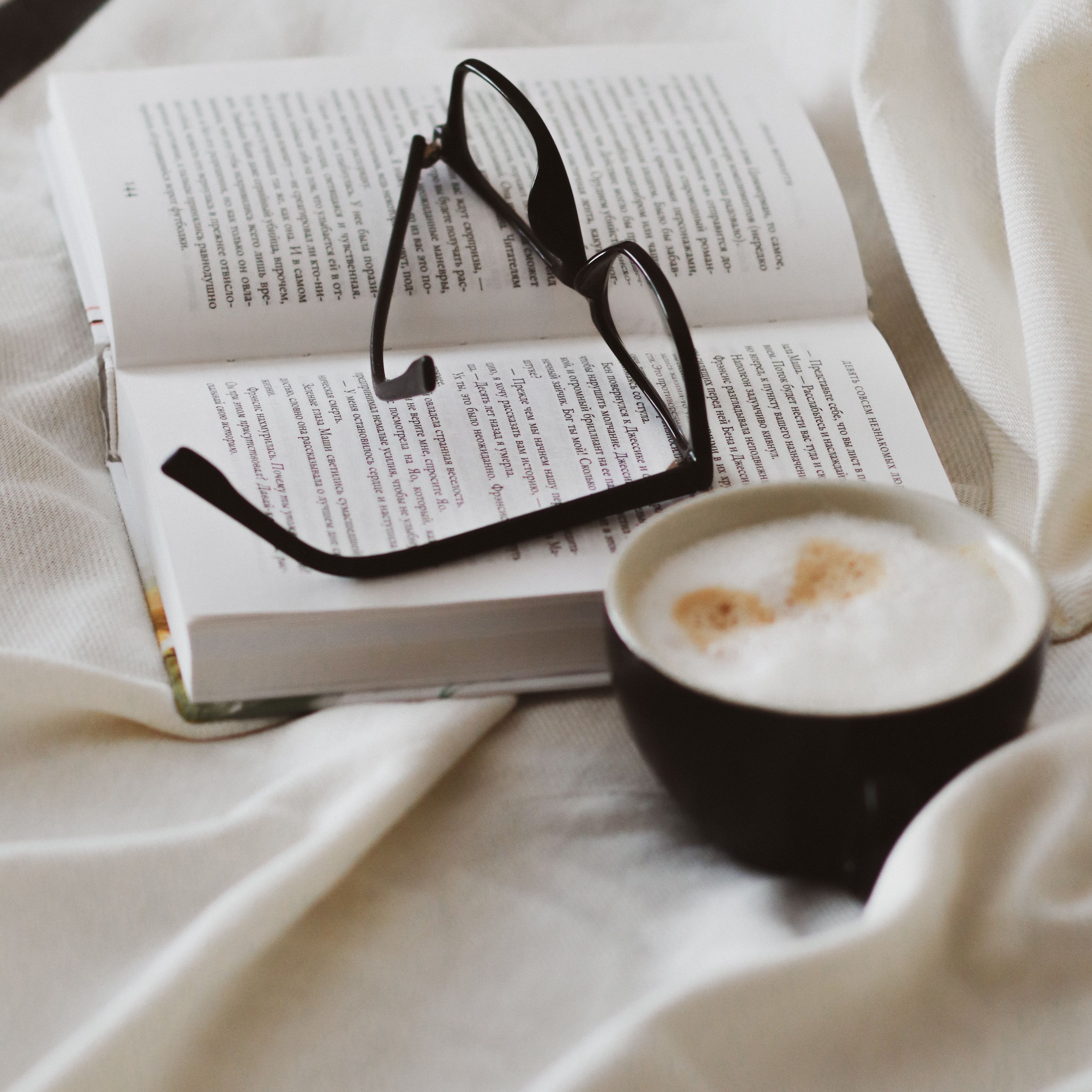 Книжка и чашка кофе на столе
