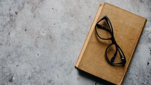 Превью обои книга, чтение, очки