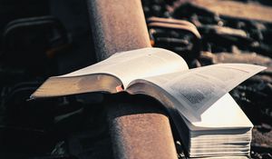 Превью обои книга, чтение, рельсы, железная дорога, эстетика