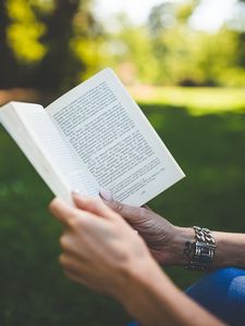 Превью обои книга, чтение, руки