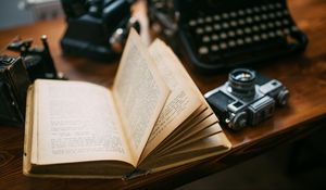 Превью обои книга, фотоаппарат, стол, ретро