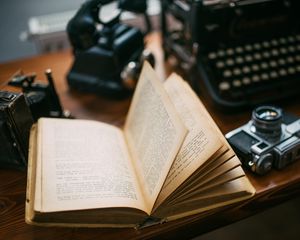 Превью обои книга, фотоаппарат, стол, ретро