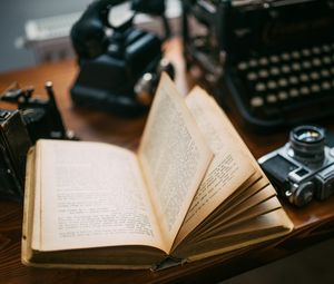 Превью обои книга, фотоаппарат, стол, ретро