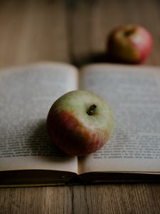 Превью обои книга, яблоко, фрукт, спелый