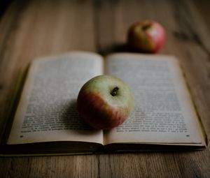 Превью обои книга, яблоко, фрукт, спелый