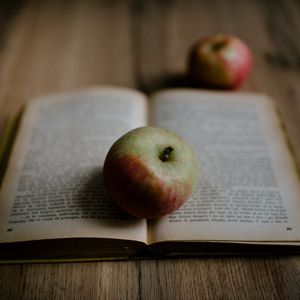 Превью обои книга, яблоко, фрукт, спелый