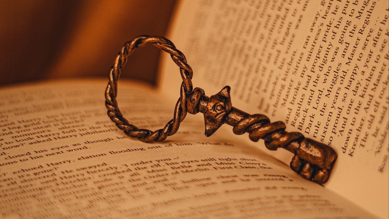 Обои книга, ключ, чтение