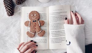 Превью обои книга, кофе, печенье, руки, эстетика