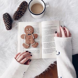 Превью обои книга, кофе, печенье, руки, эстетика