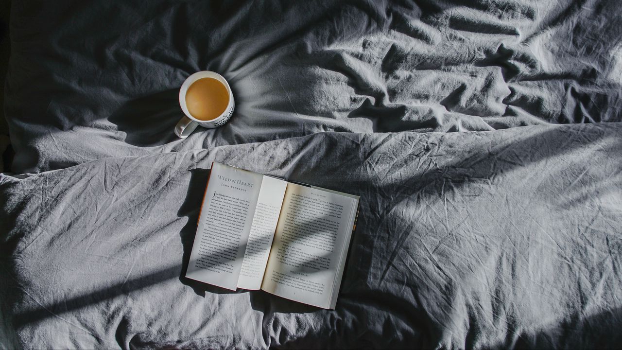 Обои книга, кофе, постель, тень
