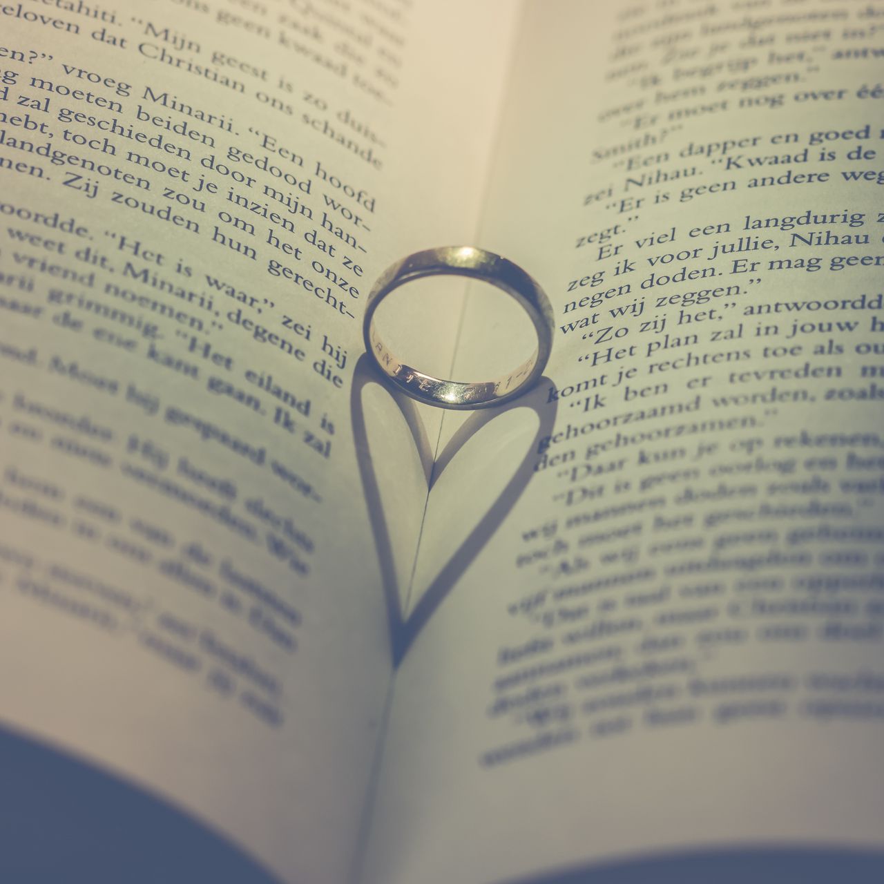 1280x1280 Обои книга, кольцо, сердце, любовь