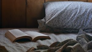 Превью обои книга, кровать, комната, подушка