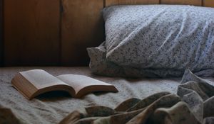Превью обои книга, кровать, комната, подушка