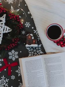 Превью обои книга, кружка, украшения, новый год, рождество, настроение