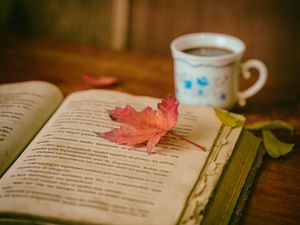 Превью обои книга, листья, чашка, осень, уют, чтение, кофе