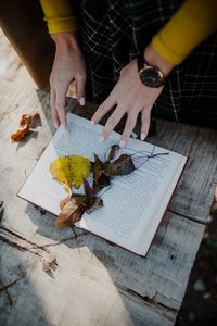 Превью обои книга, листья, руки, осень, эстетика