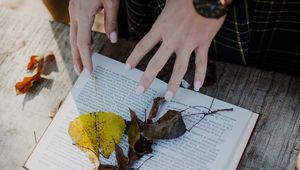 Превью обои книга, листья, руки, осень, эстетика