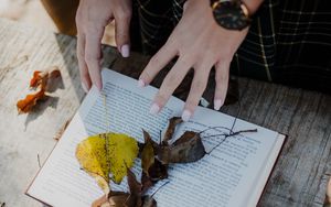 Превью обои книга, листья, руки, осень, эстетика