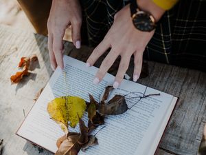 Превью обои книга, листья, руки, осень, эстетика