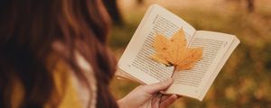 Превью обои книга, листок, рука, осень, размытость