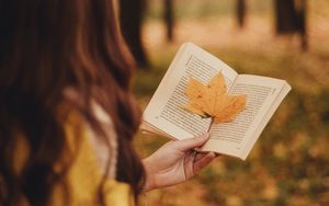 Превью обои книга, листок, рука, осень, размытость