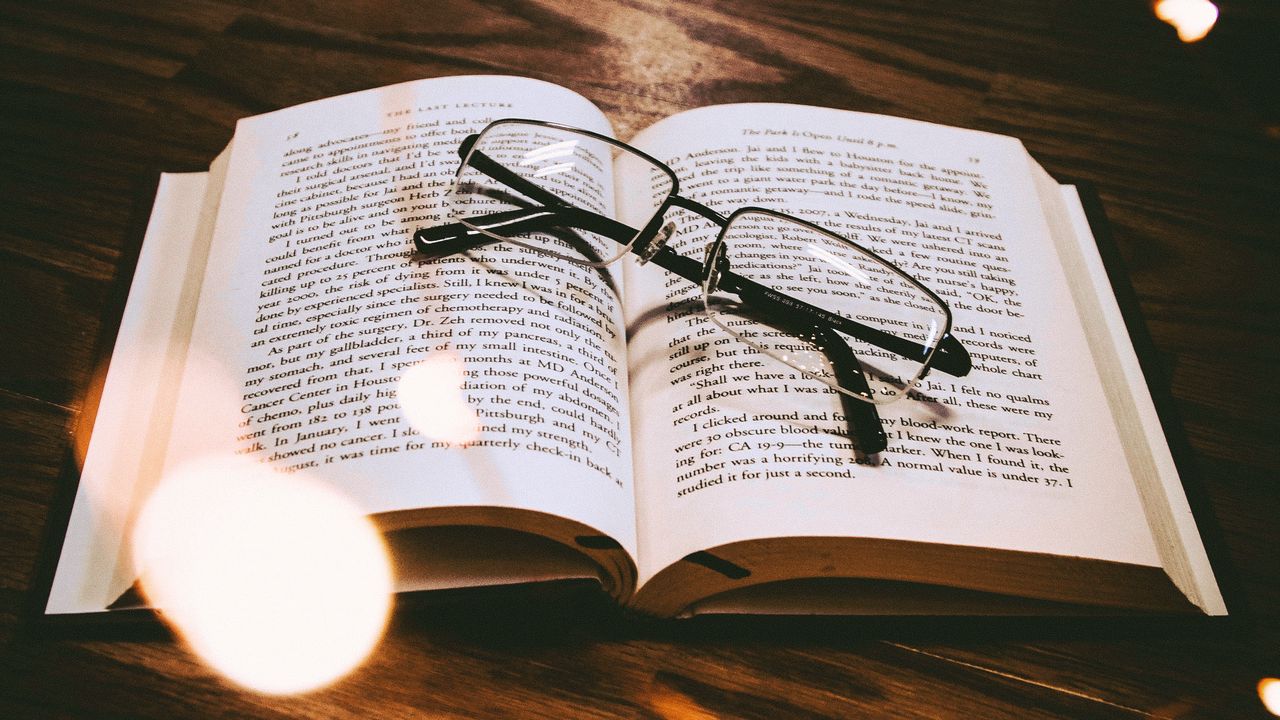 Обои книга, очки, чтение, блики