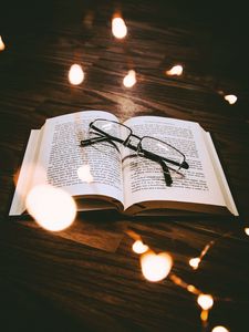 Превью обои книга, очки, чтение, блики