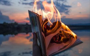 Превью обои книга, огонь, рука, пламя, сумерки
