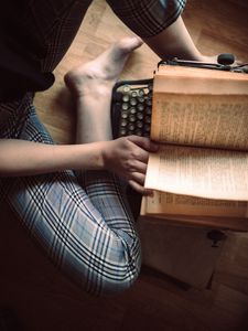 Превью обои книга, печатная машинка, рука, чтение