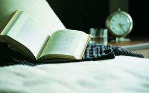Превью обои книга, постель, будильник, чтение