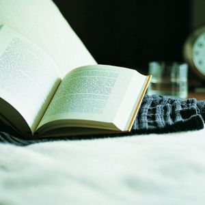 Превью обои книга, постель, будильник, чтение