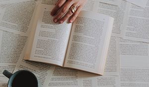 Превью обои книга, рука, кружка, страницы