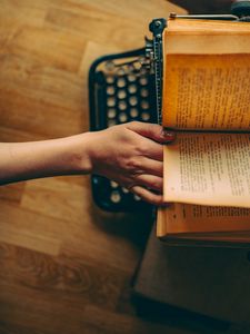 Превью обои книга, рука, печатная машинка, винтаж