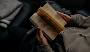 Превью обои книга, руки, чтение, пальцы