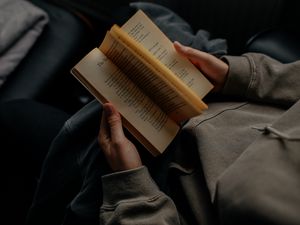 Превью обои книга, руки, чтение, пальцы