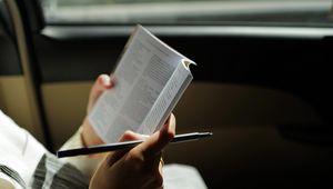 Превью обои книга, руки, чтение, окно